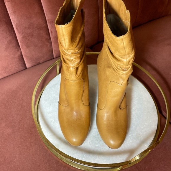 Via Spiga slouch leather boots camel tan color 3.5” heel women’s size 6 - Picture 2 of 5